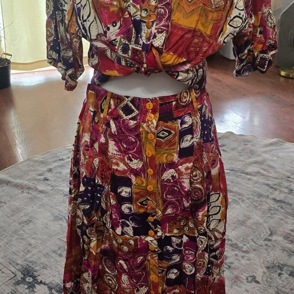 Vintage 1980s two-piece set featuring a vibrant abstract geometric print Size L